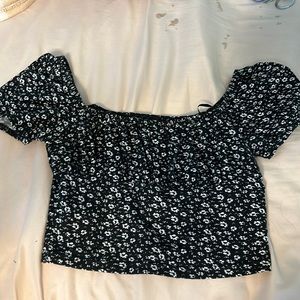 2 short sleeve scoop neck crop tops